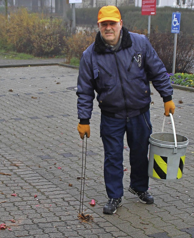 Fr Edgar Dtsch war die Parkplatzreinigung die erste Arbeit im neuen Jahr.  | Foto: Rolf Reimann