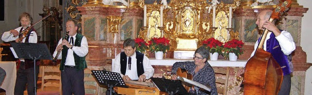 Die Schwarzwlder Stubenmusik St. Peter spielte traditionelle Weisen.   | Foto: Christian Ringwald