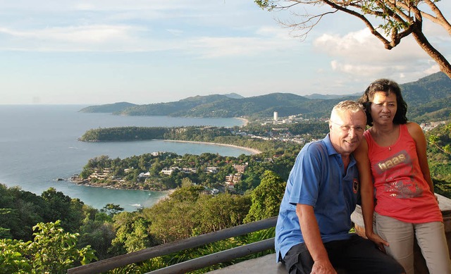 Klaus Eschbach mit Ehefrau Sukjai in i...ingsplatz auf Pukhet: Karon Viewpoint.  | Foto: Privat