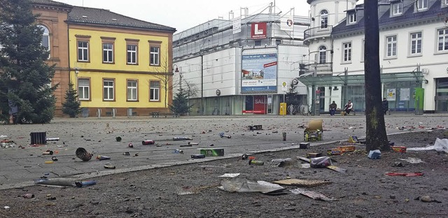 Der Rathausplatz in Lahr ist von Bllern berst.   | Foto: Bastian Bernhardt