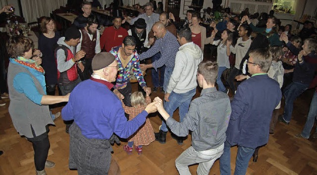Syrer, Eritreer, Deutsche, Kinder und ...ten sich gemeinsam auf der Tanzflche.  | Foto: Claudia Renk
