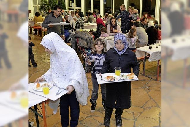 Drei-Gänge-Menü und arabischer Rock: Silvesterfeier für Flüchtlinge in der alten Stadthalle