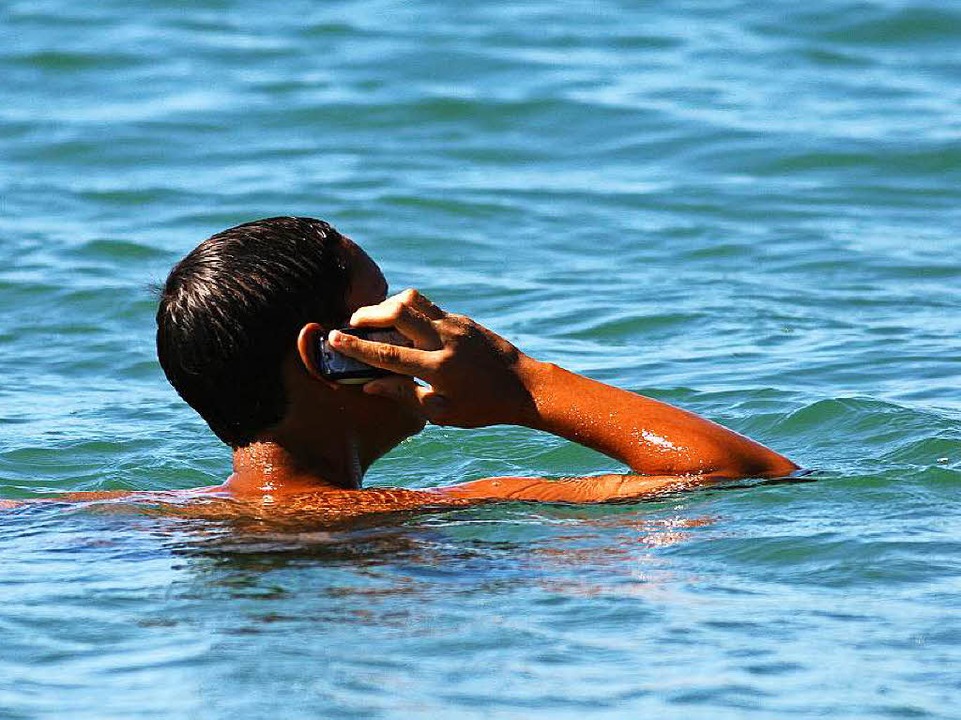 Telefonieren aus dem Sommerurlaub wird billiger.  | Foto: Fotolia.com/Bacalao