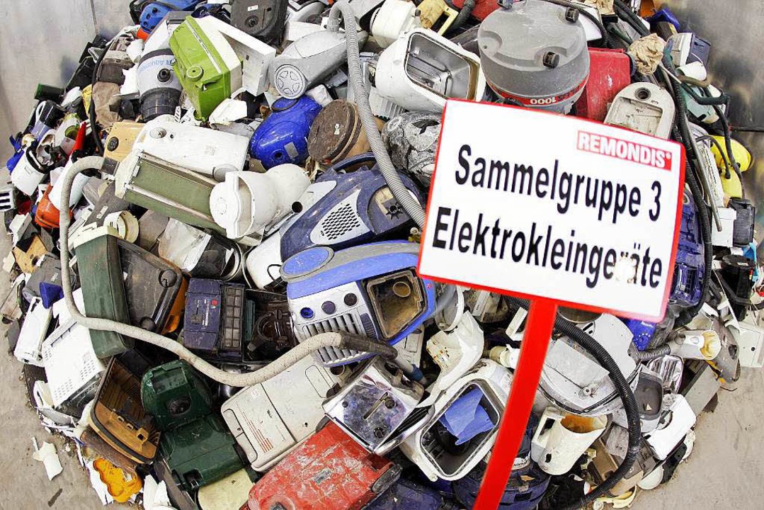 Elektroschrott kann künftig verstärkt ...tatt nur bei kommunalen Sammelstellen.  | Foto: dpa