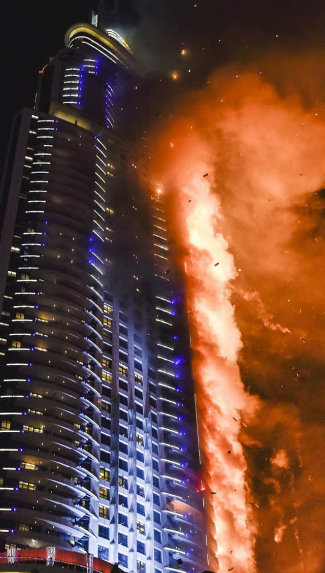 Riesige Flammen schlugen aus der Fassa...echsel in Dubai spektakulr gefeiert.   | Foto: dpa