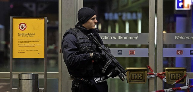 Das &#8222;Herzlich willkommen!&#8220;...lvesternacht am Mnchner Hauptbahnhof   | Foto: dpa