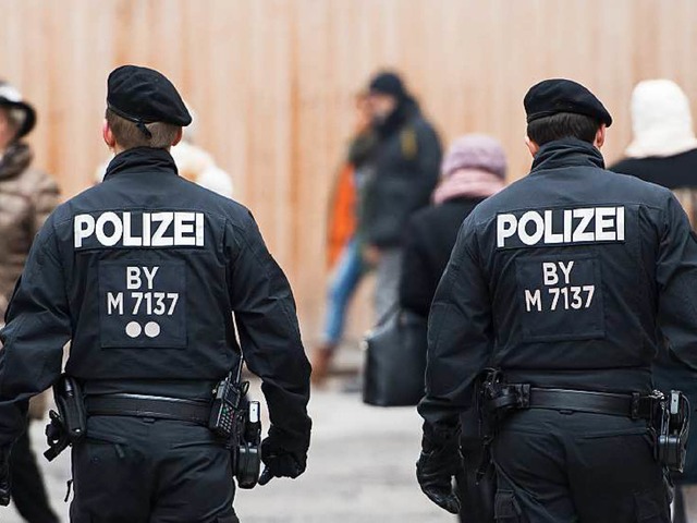 Polizisten gehen am 01.01.2016 zwische...h die Innenstadt von Mnchen (Bayern).  | Foto: dpa