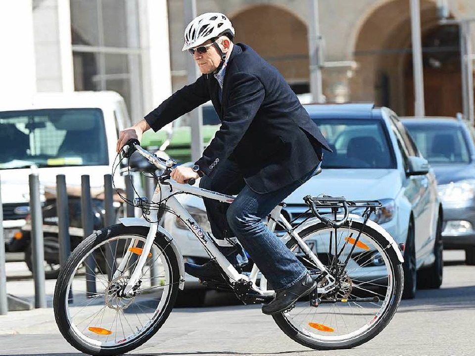 Verkehrsminister Winfried Hermann fährt Fahrrad.  | Foto: dpa