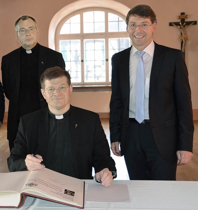 Im Juli kommt der neue Erzbischof Step...  und trgt sich ins Goldene Buch ein.  | Foto: Klaus Fischer