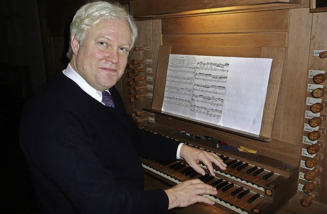 Florian Wilkes an der Rohlf-Orgel in der Bruder-Klaus-Kirche in Gundelfingen.   | Foto: Annette Preuss