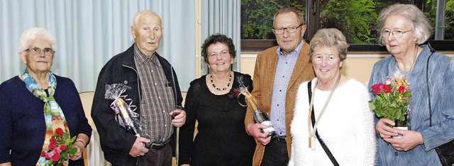 Ortsvorsteherin Helene Brombacher (Dri...der Pflege des Blumenschmucks im Ort.   | Foto: Sedlak