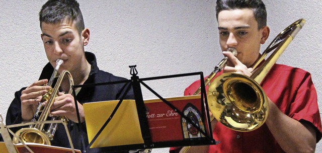 Phil Grauer (links) und Patrick Schll...r Neujahrsempfang gekonnt musikalisch.  | Foto: Reinhard Cremer