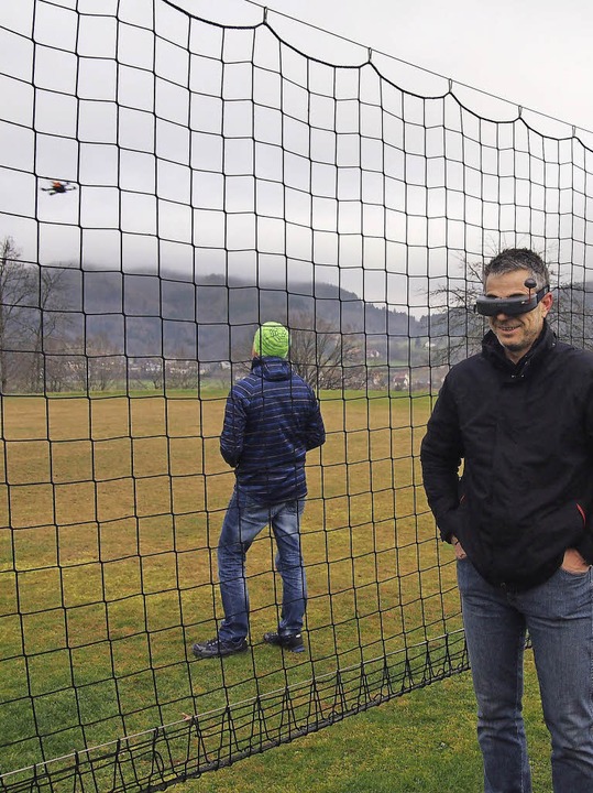 Der Blick  aus  Quadrokopter-Perspekti... Brille sorgte fr einige Erheiterung.  | Foto: Gabriele Poppen