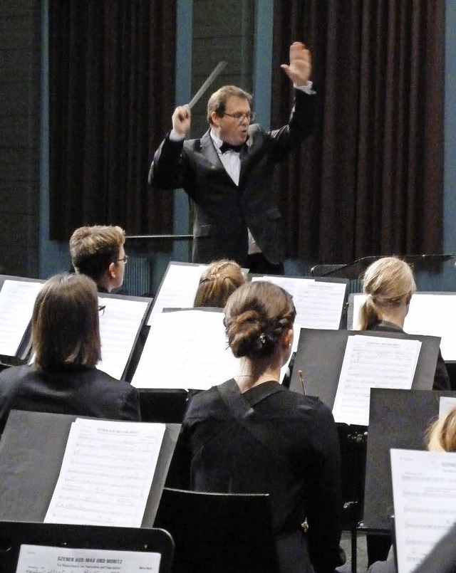 Und los: Dirigent Thomas Epple gibt de... gelungenes Konzert in der Festhalle.   | Foto: Heidrun Simoneit
