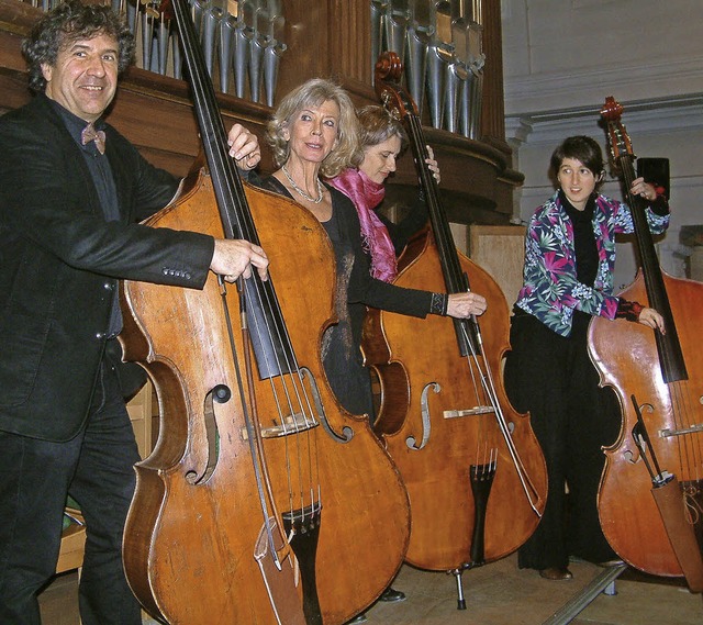 Irmtraud Tarr (2.v.l.) und das Zrcher Kontrabass-Trio   | Foto: Roswitha Frey