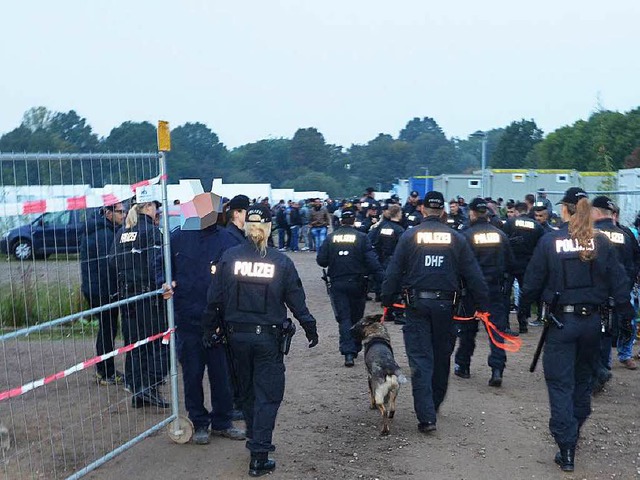 Einsatzkrfte der Polizei gehen am 06....inrichtung fr Flchtlinge in Hamburg.  | Foto: dpa