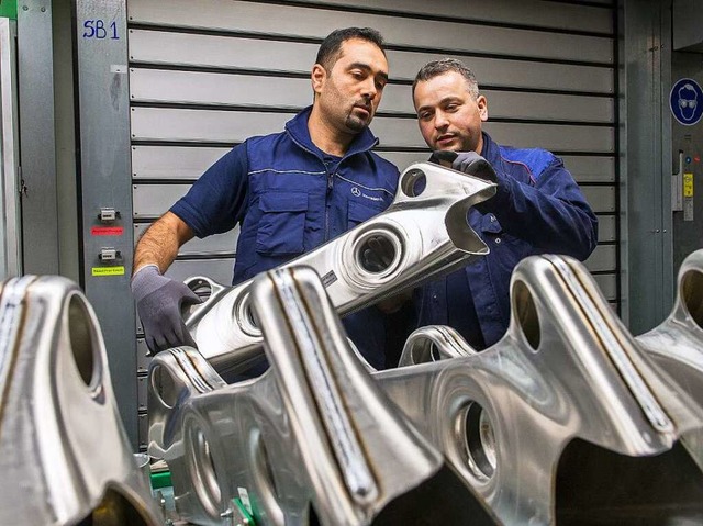 Der syrische Flchtling Mohammed K. (l.) arbeitet gerade bei Daimler zur Probe.  | Foto: dpa