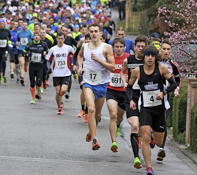 Zu Beginn fhrte Omar Tareq (Nummer 4) den Silvesterlauf an.    | Foto: Stinn