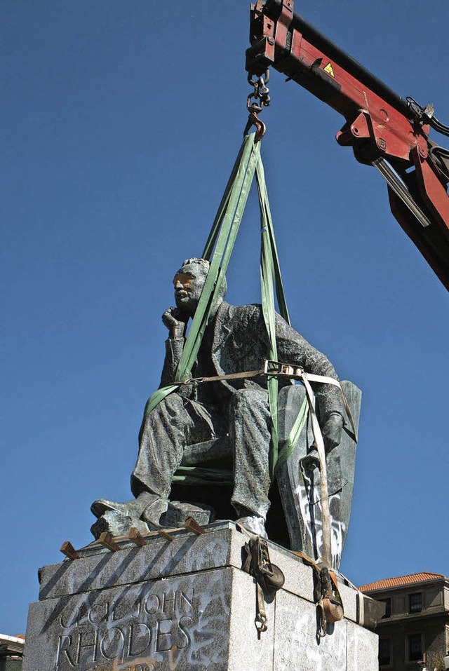 So wie in Kapstadt im April 2015 wolle...d ihren Cecil Rhodes  auch behandeln.   | Foto: dpa