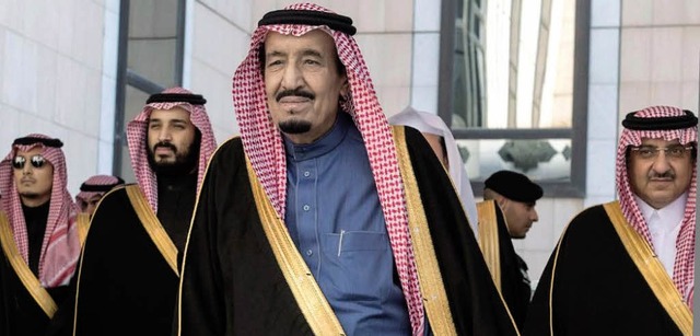 Saudi-Arabiens Knig Salman (Mitte) mi...nd Sohn Mohammed bin Salman (2. v.l.)   | Foto: AFP