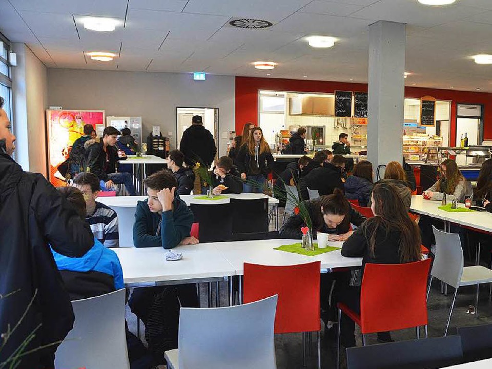 Mensa des Kreisgymnasiums platzt zur Mittagszeit aus allen Nähten