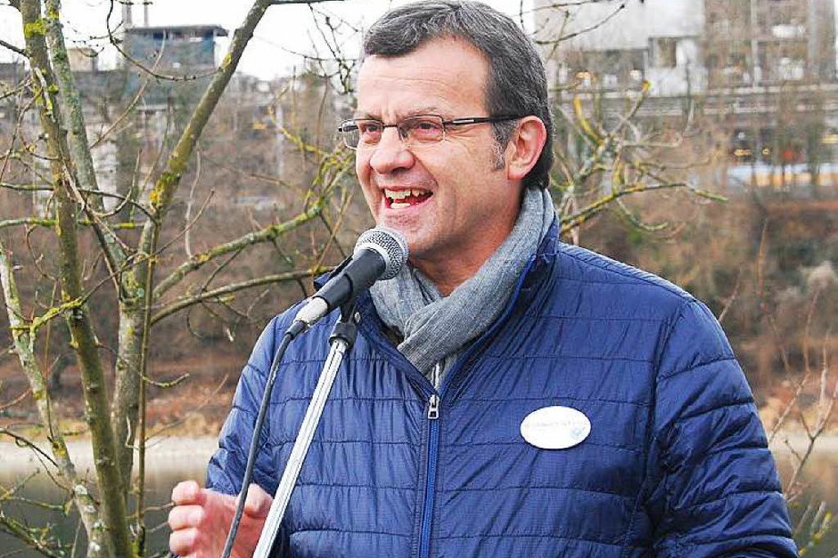 Über eine rege Teilnahme freuten sich die Initiatoren des Neujahrsspaziergangs von "Unser Steg" vom Floßländeweg auf Schweizer Seite zur Evonik-Pumpstation (Foto: Ralf Staub) Über eine rege Teilnahme freuten sich die Initiatoren des Neujahrsspaziergangs von "Unser Steg" vom Floßländeweg auf Schweizer Seite zur Evonik-Pumpstation (Foto: Ralf Staub)