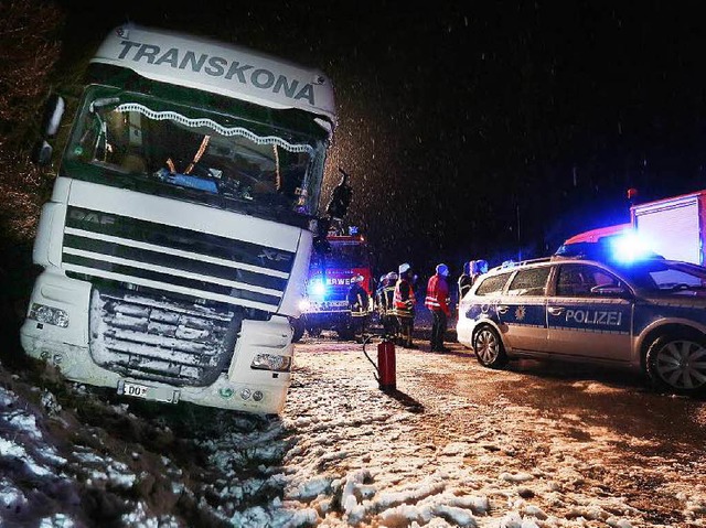 Auf einer Bundesstrae bei  Mekirch k...iner der Fahrer wurde leicht verletzt.  | Foto: dpa