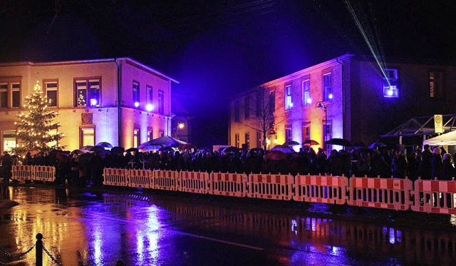 Trotz steten Regens feierten Hunderte ... einer Lichtershow eingeleitet wurde.   | Foto: dieter fink