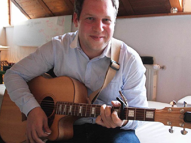 Unternehmer, Gitarrist und Erfinder - ...n Huber ist der Macher der Zupfbacke.   | Foto: Jrn Kerckhoff