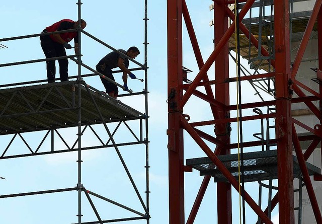 Die Nachfrage nach qualifizierten Fachkrften ist weiter hoch.   | Foto: DPA