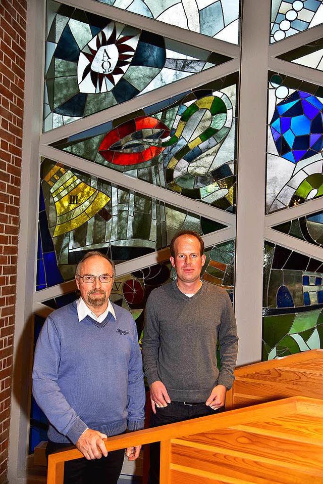 Pfarrer Joachim Knab und Andreas Schil...ber die gelungene Kirchenrenovierung .  | Foto: Dieter Erggelet