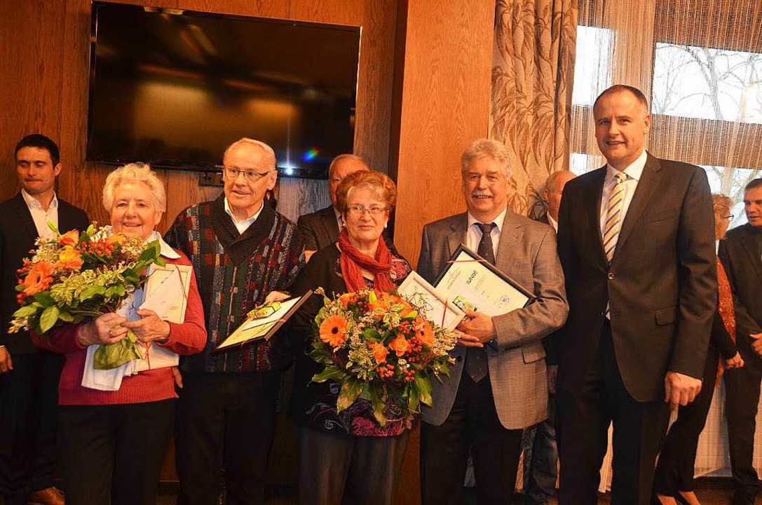 Brgermeister Thomas Breig (rechts) ze...lfi Hilfinger und Edmund Steinle  aus.  | Foto: Andrea Gallien