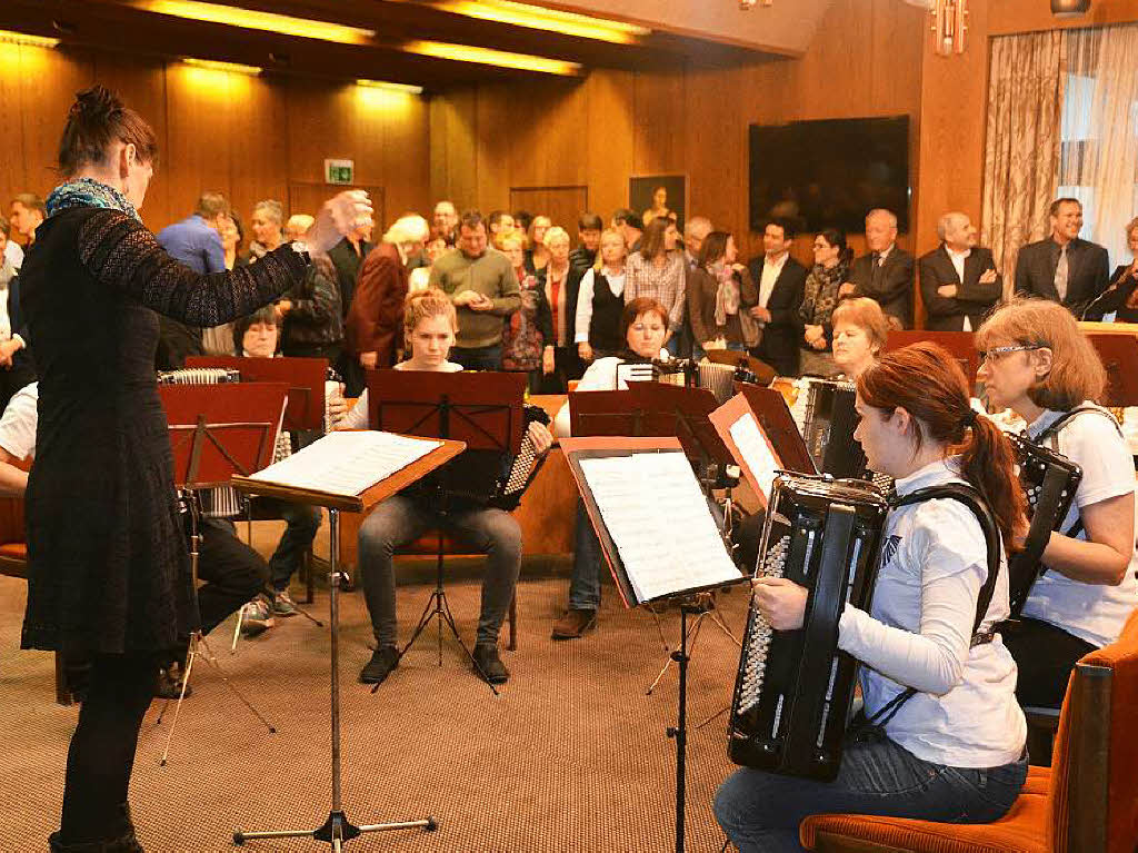Der HHC Kirchhofen mit Dirigentin Andrana  Domke sorgte beim Empfang fr die  Musik.