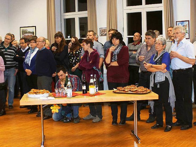 Rundum an den Wnden der Gemeindehalle...reich zum Empfang erschienenen Brger.  | Foto: Reinhard Cremer