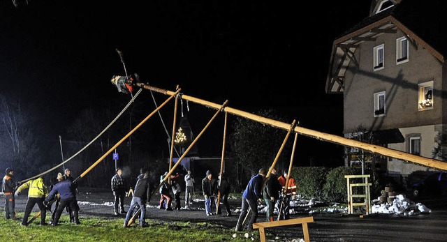 In Utzenfeld beginnt die Fasnacht nach...r Narrenbaum an seinen Platz gehievt.   | Foto: Hannah  Steinebrunner