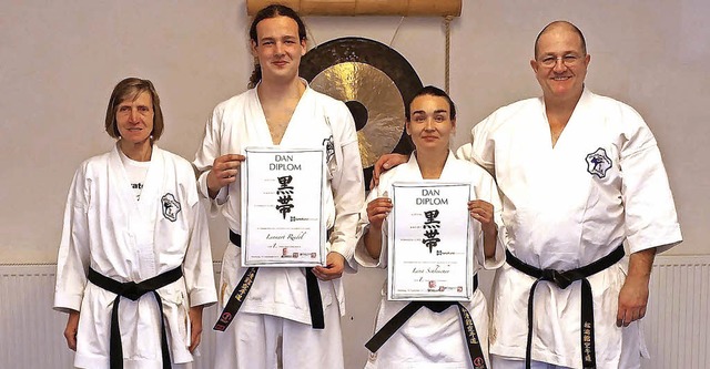Lennart Riedel und Lena Schleicher (Mi... zwei neuen Karate-Meister aus Tunsel.  | Foto: privat