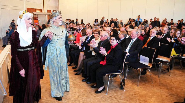 Das Kaiserpaar: Marie-Luise Wiechers und Helmut Britsch beim feierlichen Einzug  | Foto: Wolfgang Knstle