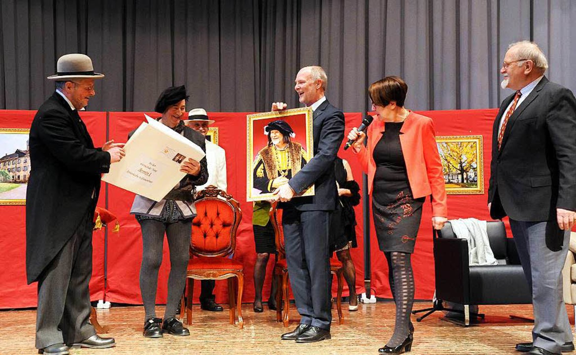 Brgermeister Armin Roesner mit seinem...geschenk, rechts: Charlotte Schubnell.  | Foto: WOLFGANG KUENSTLE               