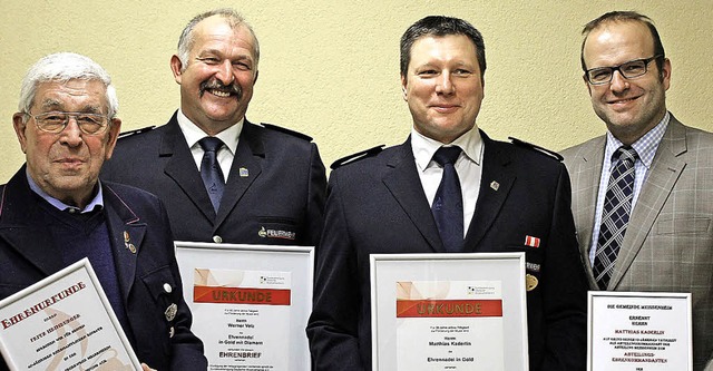 Ehrungen bei der Feuerwehr (von links)...ias Kaderlin und  Alexander Schrder.   | Foto: hans spengler