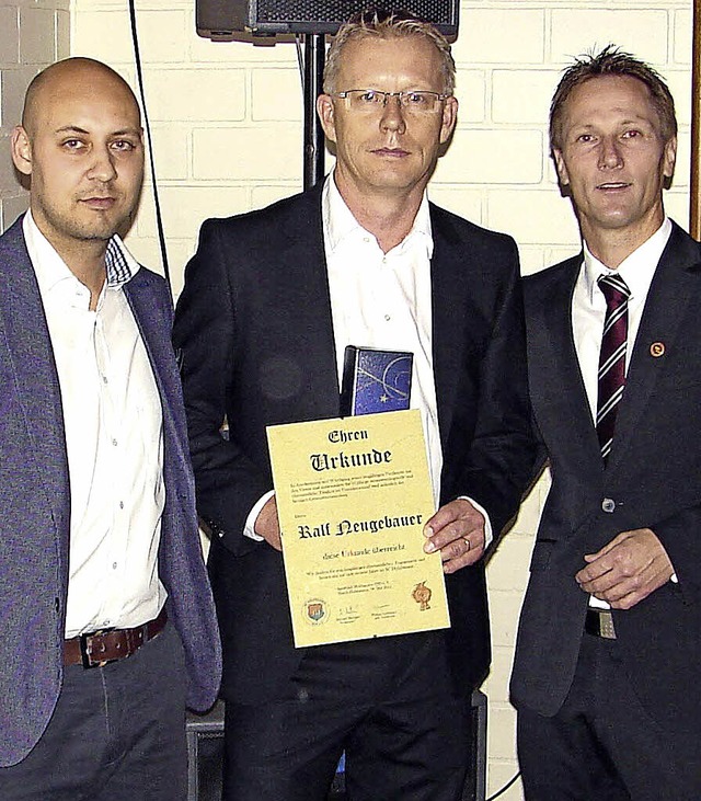 Ralf Neugebauer (Mitte) wurde von den ... Grninger, rechts: Michael Metzger.    | Foto: Privat