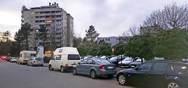 Autos, soweit der Blick reicht: Blick in die  Feldbergstrae in Umkirch-Ost   | Foto: Julius Steckmeister