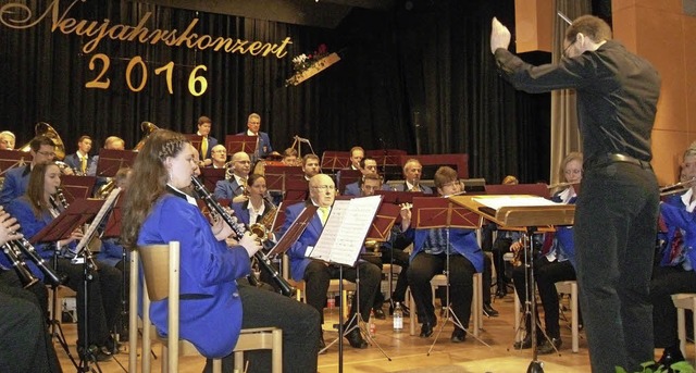 Der Musikverein Buchenbach unter Leitu...eujahrskonzert in der Sommerberghalle   | Foto: Hartwig Kluge