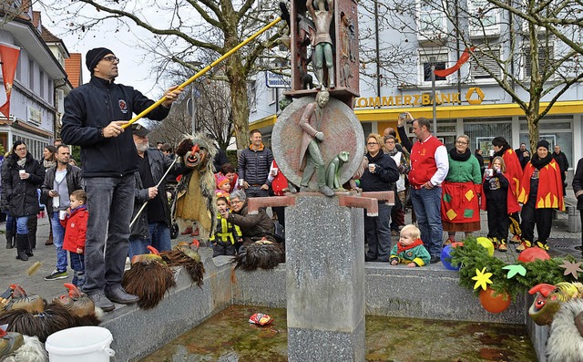 Die Dinkelbergschrate, hier Vorsitzend...stag ihre Masken am Narrenbrunnen ab.   | Foto: Peter Gerigk