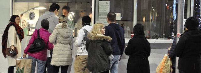 Schlangestehen fr einen Stempel: der ...g in Weil-Friedlingen am Dienstagabend  | Foto: Daniel Gramespacher