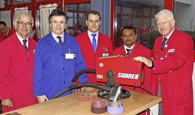 Mit einer Schleifmaschine: Geschftsf...), Prsident Otto Suhner (von links)    | Foto: Michael Gottstein