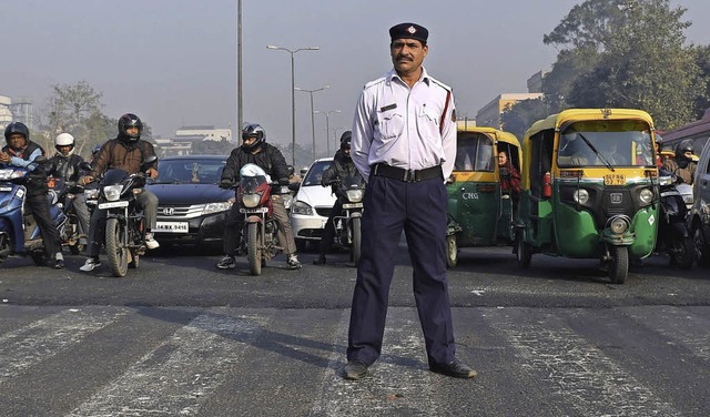 Auf die Verkehrspolizisten in Neu Delh... Fahrzeuge wieder in den Startlchern.  | Foto: afp