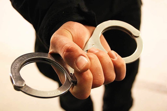 Nach sexuellen bergriffen auf Frauen ...olizei einen 20-Jhrigen festgenommen.  | Foto: Steve Przybilla