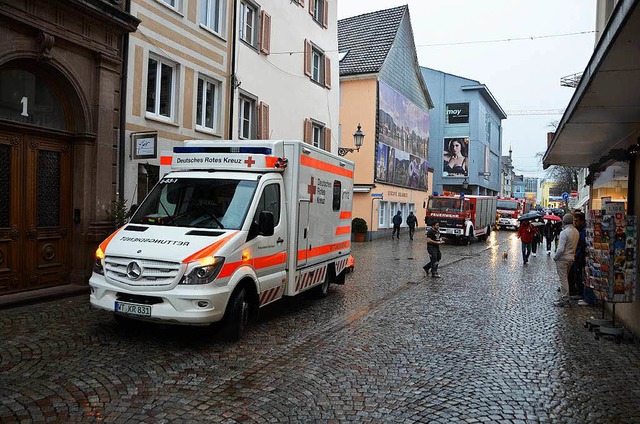 Ein Rettungsteam versorgt den Verletzten.  | Foto: Felix Held