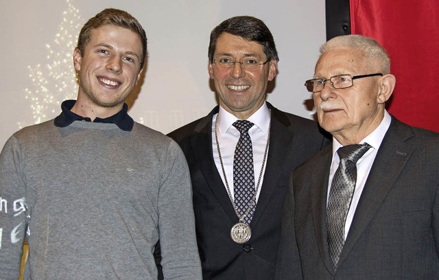 Wolfgang Weber (rechts) und Dominik Os...germeister Bruno Metz (Mitte)  geehrt.  | Foto: Olaf Michel