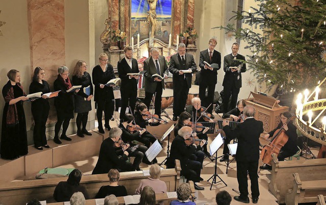 Musiker und Snger beim Konzert in der Kirche   | Foto: Sandra Decoux-Kone